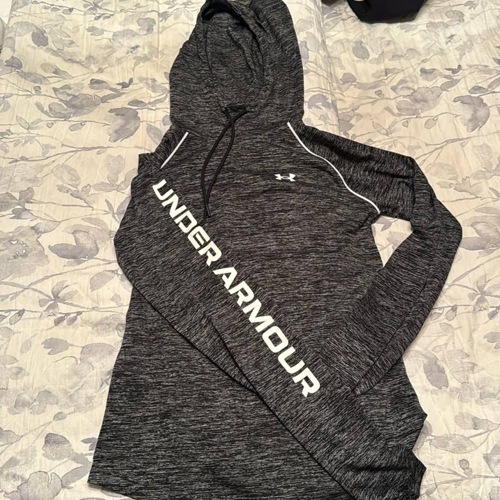 never worn under armor drive fit sin hooded long sleeve